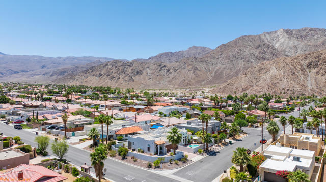 77440 Calle Ensenada, La Quinta CA: https://media.crmls.org/mediaz/509071d3-2db7-4e54-8ef9-7049108c3f38.jpg