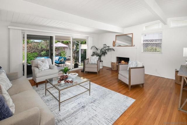 661 Balboa Avenue, Coronado CA: https://media.crmls.org/mediaz/5090e79c-9ac2-472f-928e-01a4f42757d8.jpg