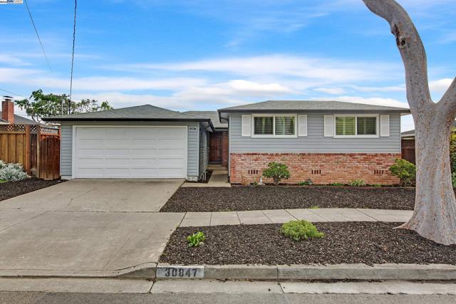 30847 Prestwick Ave, Hayward CA: https://media.crmls.org/mediaz/50911f51-eb0f-425e-875c-e619317340f3.jpg
