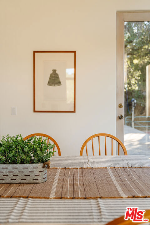 https://media.crmls.org/mediaz/50912f5d-b82d-4b70-865e-6b8ea49fc650.jpg?preset=X-Large