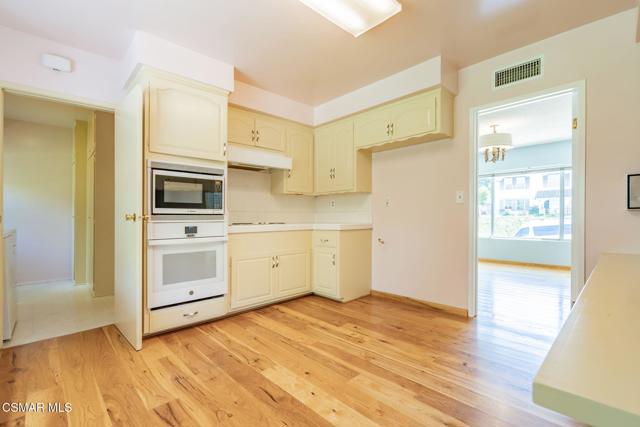 2085 Rayshire Street, Thousand Oaks CA: https://media.crmls.org/mediaz/50912faf-dc78-4b7e-84e5-719b2da7e832.jpg