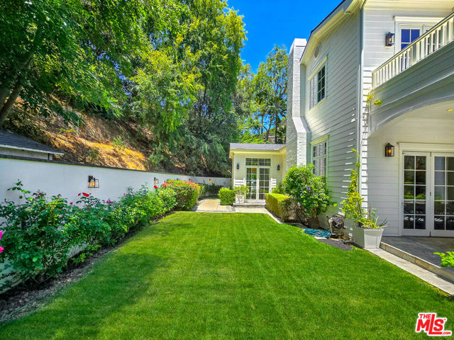 3815 Valley Meadow Road, Encino CA: https://media.crmls.org/mediaz/5091c783-cb9d-4788-9cc0-65ad23c58737.jpg