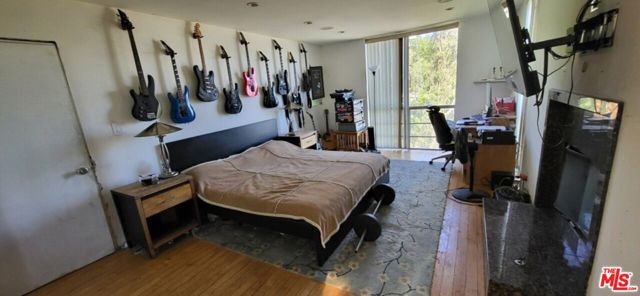 8613 Franklin Avenue, Los Angeles CA: https://media.crmls.org/mediaz/5092bf63-b4f5-49fc-b299-a595034be446.jpg