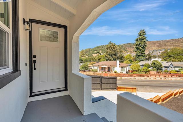 6927 Sunkist Dr, Oakland CA: https://media.crmls.org/mediaz/50930f12-ba6b-4ed8-b587-8639e69f70a7.jpg