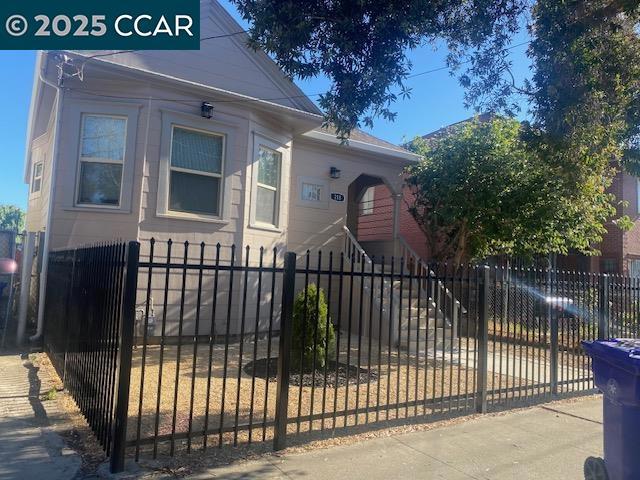 218 Bissell Ave, Richmond CA: https://media.crmls.org/mediaz/5093e173-b580-42d1-acb6-0006af7268cf.jpg