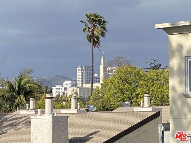 2237 S Bentley Avenue, Los Angeles CA: https://media.crmls.org/mediaz/5093f6a3-8e8c-4a87-b44d-337790c9a28d.jpg