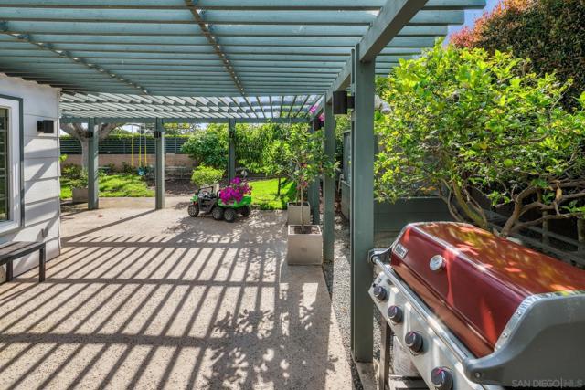 8590 Cliffridge Ave, La Jolla CA: https://media.crmls.org/mediaz/509455f6-8860-40d3-969f-1c498deb6a8c.jpg