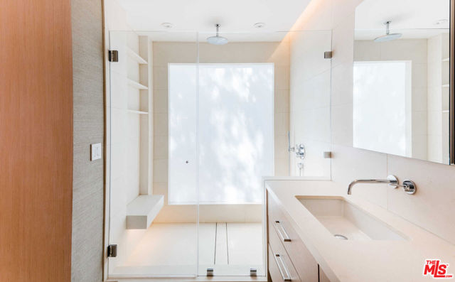 3279 LEDGEWOOD Drive, Los Angeles CA: https://media.crmls.org/mediaz/50948b1c-44ad-4776-9fd3-3476f1c00adc.jpg