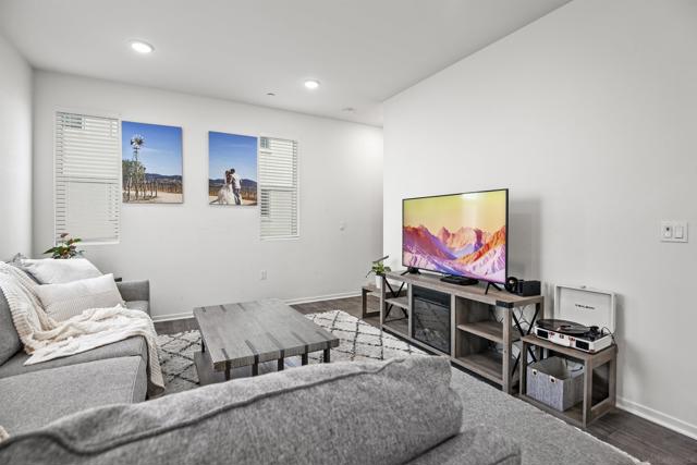 5402 Sand Arch Ln 199, San Diego CA: https://media.crmls.org/mediaz/509537a8-df30-4ffe-bce6-4027d7318799.jpg