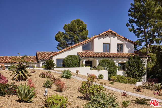 2266 Cold Canyon Road, Calabasas CA: https://media.crmls.org/mediaz/5095745d-34f3-48d0-b65a-11513b08dc58.jpg