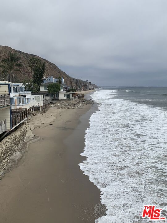 21062 Pacific Coast Highway, Malibu CA: https://media.crmls.org/mediaz/50958709-d806-48d9-9e5e-b5a1f5ec7390.jpg