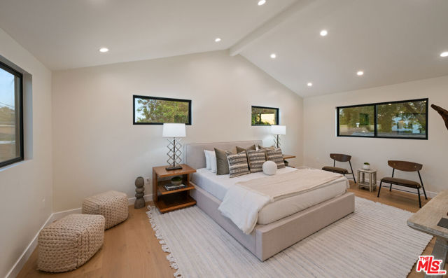 3524 Maplewood Avenue, Los Angeles CA: https://media.crmls.org/mediaz/50958ff0-0319-4751-9cca-900cdc696580.jpg