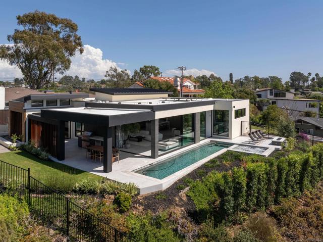 722 Amphitheatre Dr, Del Mar CA: https://media.crmls.org/mediaz/5095cae1-f6b7-4745-ae4d-5dcada0cb7ef.jpg