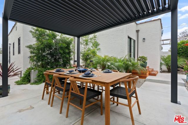 3864 3rd Avenue, Los Angeles CA: https://media.crmls.org/mediaz/5096d313-0f0d-4ad0-84ed-86efb4f94695.jpg