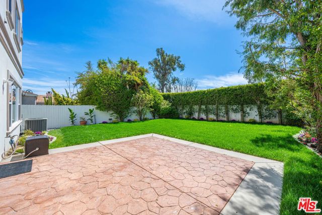 1756 Ruhland Avenue, Manhattan Beach CA: https://media.crmls.org/mediaz/509715af-8a73-434d-9299-4b1afd187c40.jpg