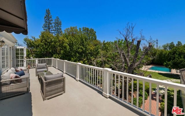 5404 Topeka Drive, Tarzana CA: https://media.crmls.org/mediaz/5099b53e-72ad-4a06-8da6-8631fd753078.jpg