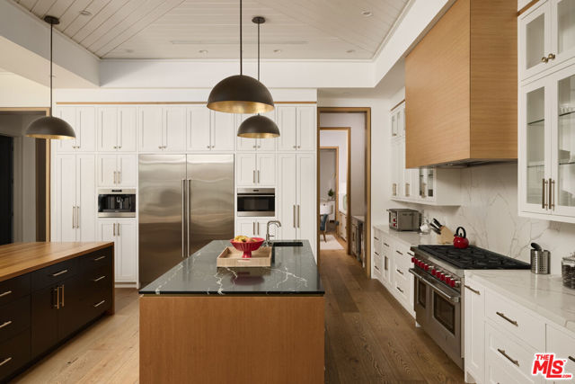 4634 White Oak Avenue, Encino CA: https://media.crmls.org/mediaz/509a32c3-65ad-4b19-81ce-42f6a911dfe6.jpg