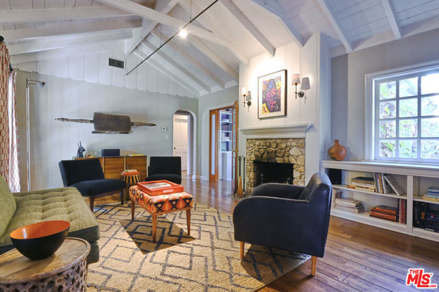 5105 Morella Avenue, Valley Village CA: https://media.crmls.org/mediaz/509bf92e-b645-4e90-81b4-6bd6cbd6feb7.jpg