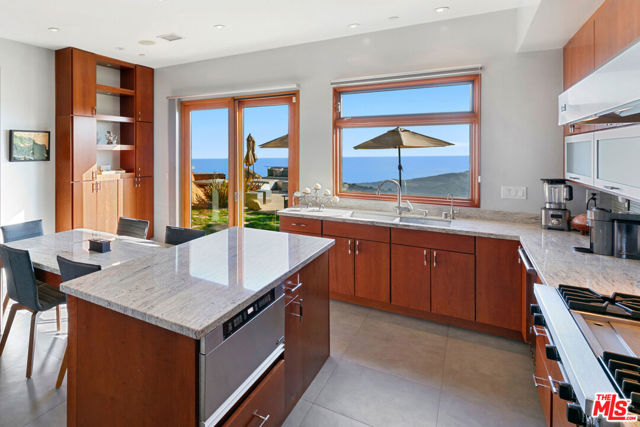301 Loma Metisse Road, Malibu CA: https://media.crmls.org/mediaz/509d4132-9666-426a-8e7c-7bbdbbf12966.jpg