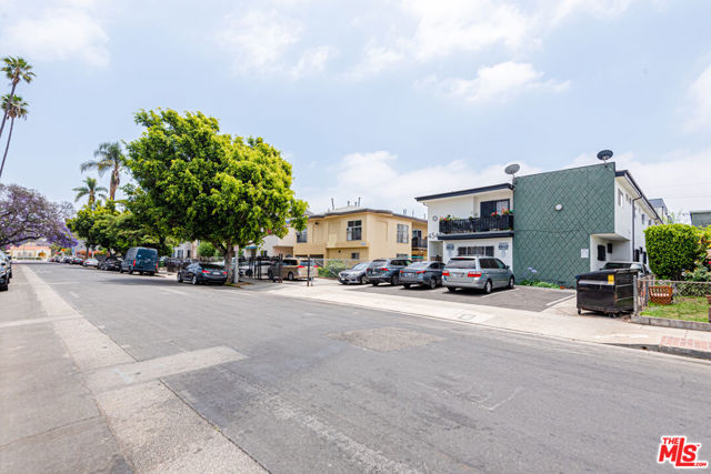4546 W 17th Street, Los Angeles CA: https://media.crmls.org/mediaz/509d8f94-e6c1-44af-b2b7-2f553dd4fa30.jpg