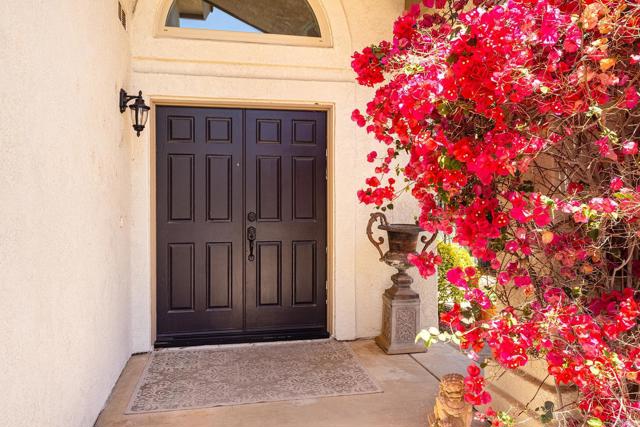 581 Galloping Hill Road, Simi Valley CA: https://media.crmls.org/mediaz/509e125d-6823-41ca-b925-bf764e594113.jpg