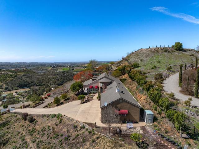 30419 Canyon Estates Road, Vista CA: https://media.crmls.org/mediaz/509f2a9c-ad86-48c5-ba77-aefaee2b3536.jpg