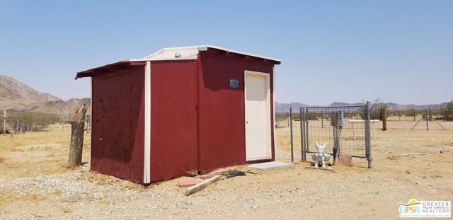 31750 Selmadolph Street, Lucerne Valley CA: https://media.crmls.org/mediaz/50a0631a-5d48-4a6c-a522-dfde0ce3cfc5.jpg