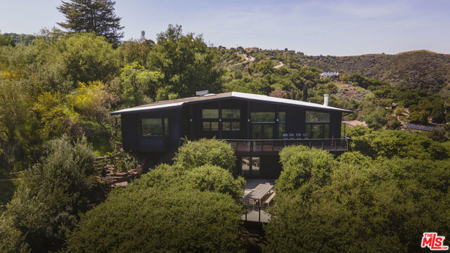 21960 Cereza Way, Topanga CA: https://media.crmls.org/mediaz/50a37d28-09e2-42b0-b052-9138f8b33df1.jpg
