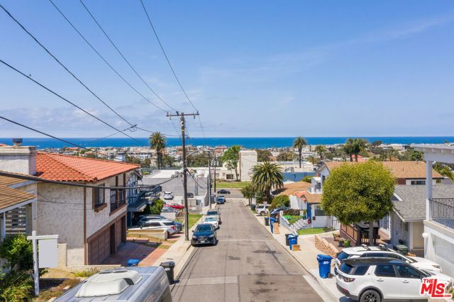 912 13th Street, Hermosa Beach, California 90254, 3 Bedrooms Bedrooms, ,1 BathroomBathrooms,Residential,Sold,13th,23277675