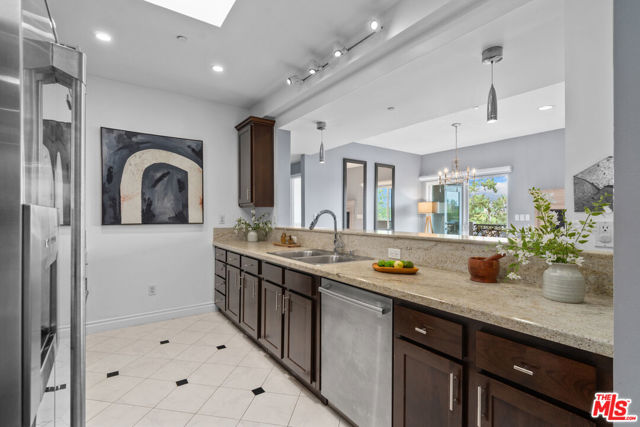 4424 Whitsett Avenue, Studio City CA: https://media.crmls.org/mediaz/50a4478e-25a2-493f-a36c-09ca420cff45.jpg