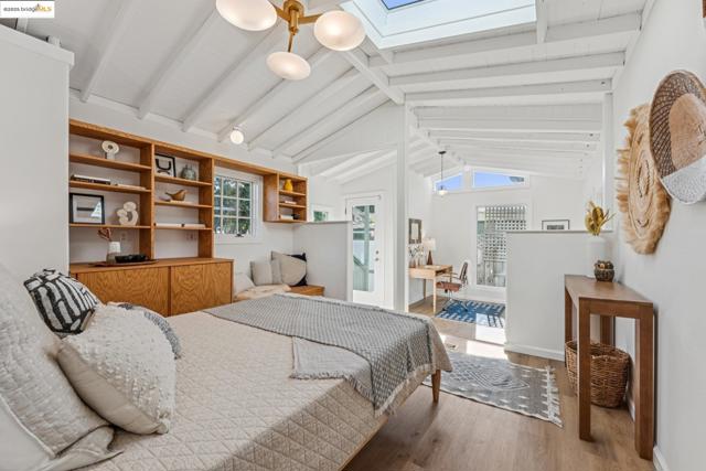 350 Henry St, Oakland CA: https://media.crmls.org/mediaz/50a4831e-207e-4b4b-8afb-e77fe77b5a21.jpg