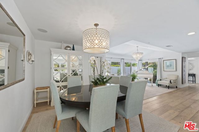 207 10th Street, Santa Monica CA: https://media.crmls.org/mediaz/50a4e70b-13e6-4da0-82c7-61212a0809bd.jpg
