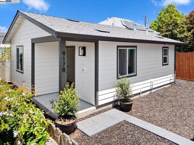 917 Channing Way, Berkeley CA: https://media.crmls.org/mediaz/50a4fa98-f7fa-41dc-984f-91550cfac3d1.jpg
