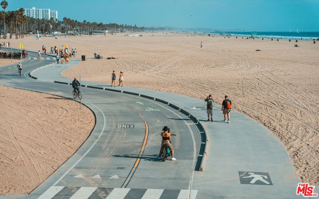 https://media.crmls.org/mediaz/50a50fbc-17ca-42ef-80b9-052496f6c995.jpg?preset=X-Large
