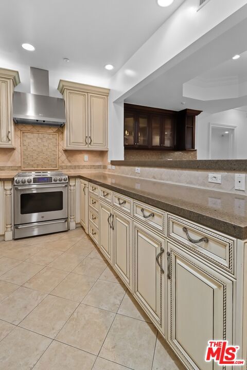 121 N Almont Drive, Beverly Hills CA: https://media.crmls.org/mediaz/50a52641-df50-430c-beb8-2fa2342dd5b3.jpg