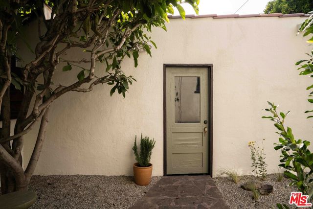 4331 4th Avenue, Los Angeles CA: https://media.crmls.org/mediaz/50a59a98-49b4-4f8f-ab4a-e9038e671097.jpg