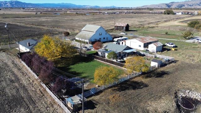 1204 Shore Road, Hollister CA: https://media.crmls.org/mediaz/50a6cafb-76a1-4d0f-802e-900d327a320a.jpg