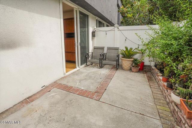 17842 Magnolia Boulevard, Encino CA: https://media.crmls.org/mediaz/50a6f011-b0b8-400e-bd8b-c3f5d211015f.jpg