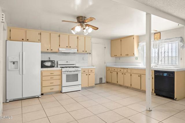 2575 Gayle Place, Simi Valley CA: https://media.crmls.org/mediaz/50a8738e-98d1-440a-9812-96f327897ae0.jpg