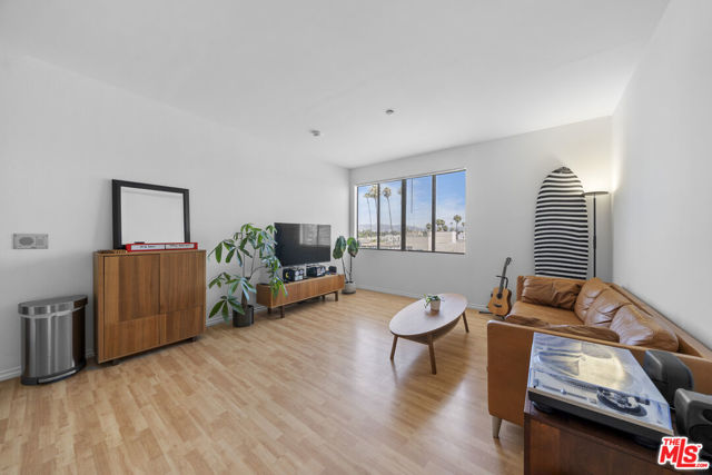 533 S St Andrews Place, Los Angeles CA: https://media.crmls.org/mediaz/50a92a58-7552-4971-abd8-71048f75068d.jpg
