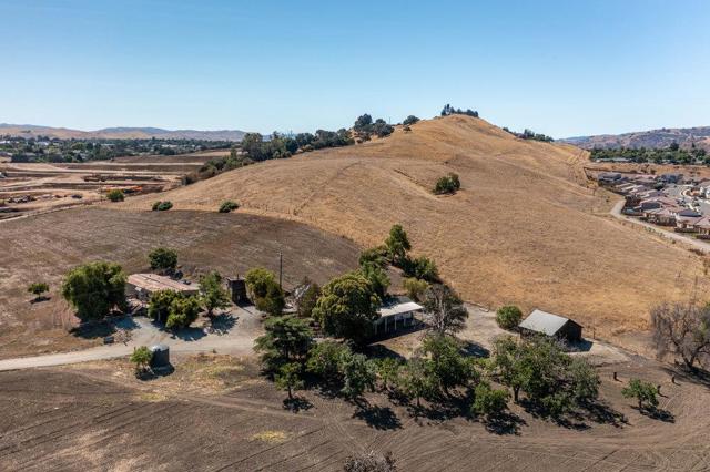 120 Enterprise Road, Hollister CA: https://media.crmls.org/mediaz/50a933d0-499d-451f-a92e-2601ffdc2e72.jpg