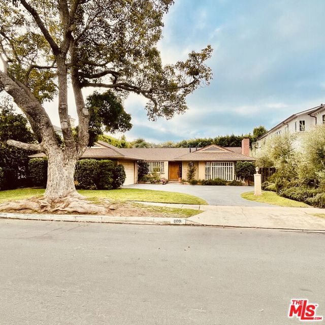 809 Toyopa Drive Pacific Palisades, California Amazing opportunity to live in Pacific Palisades best neighborhood, The Huntington. Build new up to 7000 square feet, with basement, including lot space for a pool and yard. Or embrace the cozy 1950s bungalow and be walking distance to all the best restaurants, shops, parks, schools and all Palisades Village has to offer. Located on a wide tree lined street surrounded by beautiful estates in one of LAs few walkable neighborhoods. An A+ location rarely available.