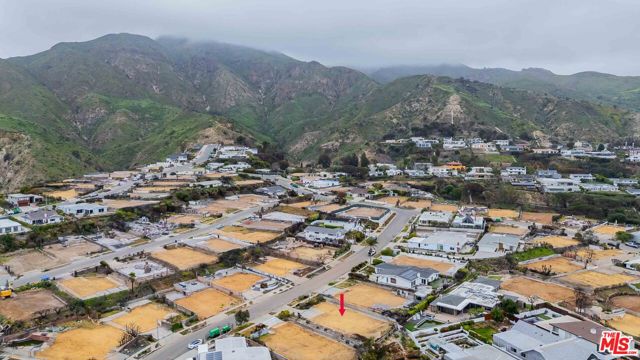 3702 Oceanhill Way, Malibu CA: https://media.crmls.org/mediaz/50a9ad79-254a-4088-a447-d968e68aa7d5.jpg