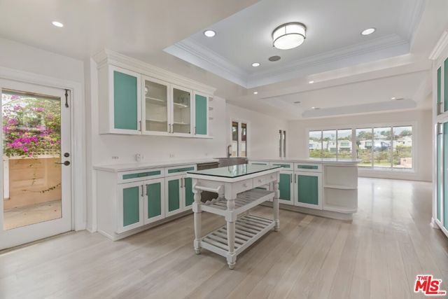 401 Alma Real Drive, Pacific Palisades CA: https://media.crmls.org/mediaz/50abf8f5-4931-40b2-90dd-62edc579a91d.jpg