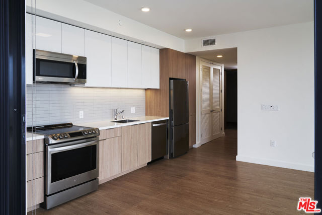 11750 Wilshire Boulevard, Los Angeles CA: https://media.crmls.org/mediaz/50ac2b0e-840d-4fa8-86ff-b68f31b0ead7.jpg