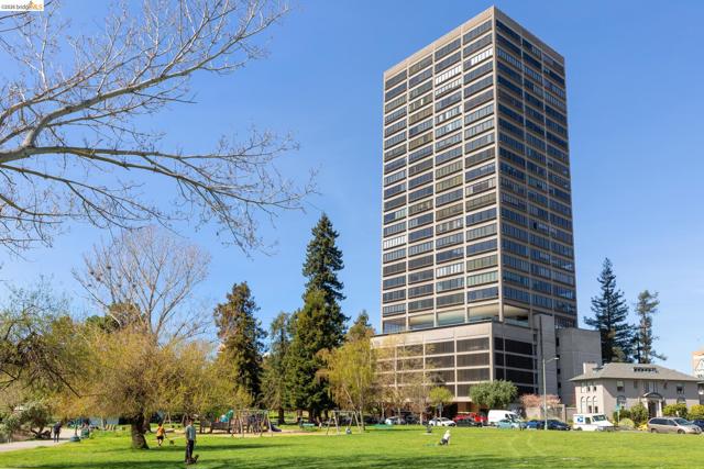 565 Bellevue Ave, Oakland CA: https://media.crmls.org/mediaz/50ac4092-fb02-4b12-b4d0-7596c2abb404.jpg