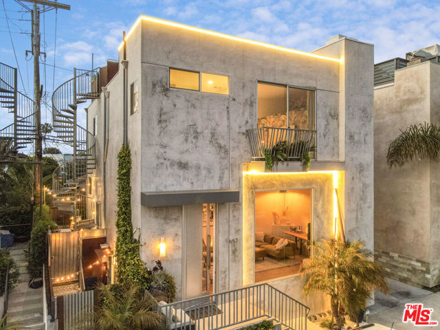 657 Mildred Avenue, Venice CA: https://media.crmls.org/mediaz/50ad4043-023b-4df2-8629-8b752e35008f.jpg