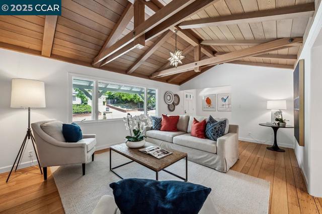 3159 Lucas Dr, Lafayette CA: https://media.crmls.org/mediaz/50add827-6bae-4561-aec3-0c05a8cefa9c.jpg
