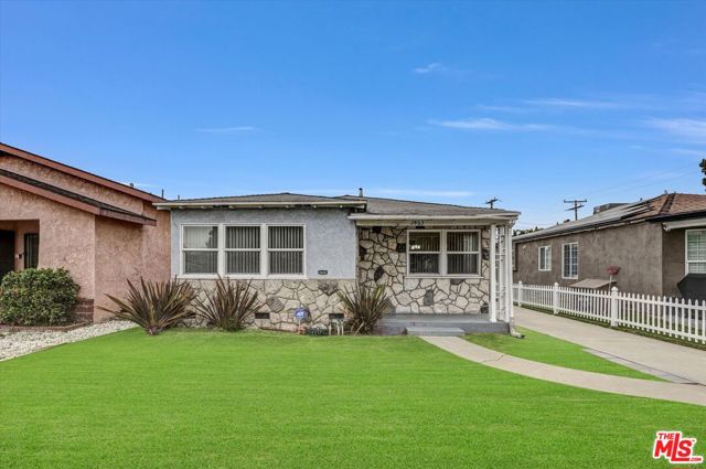 2463 Easy Avenue, Long Beach CA: https://media.crmls.org/mediaz/50ae2e4c-1dc2-45a0-a84b-3bcbf5aabd97.jpg