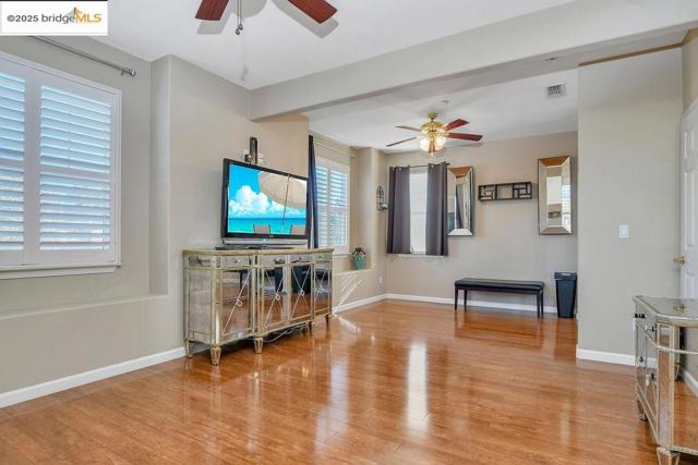 596 Toscanna Court, Brentwood CA: https://media.crmls.org/mediaz/50ae3934-18b3-4b5e-a992-d0f5415d95c2.jpg